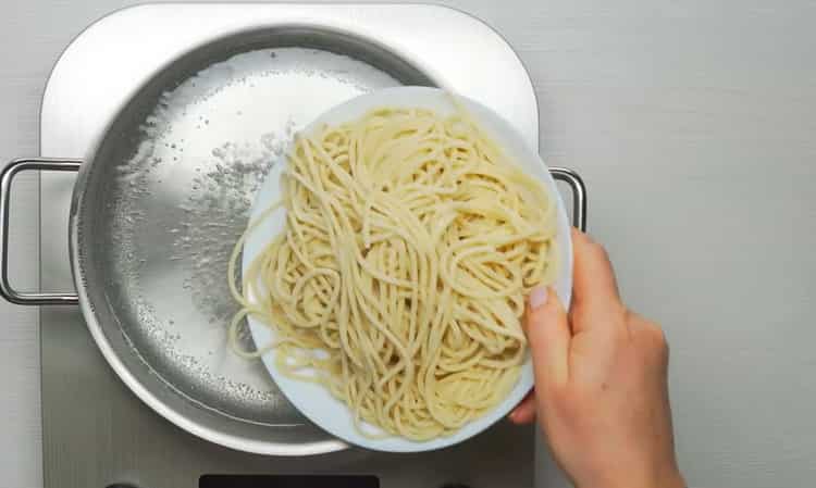 Upang lutuin ang beef lagman, pakuluan ang mga noodles