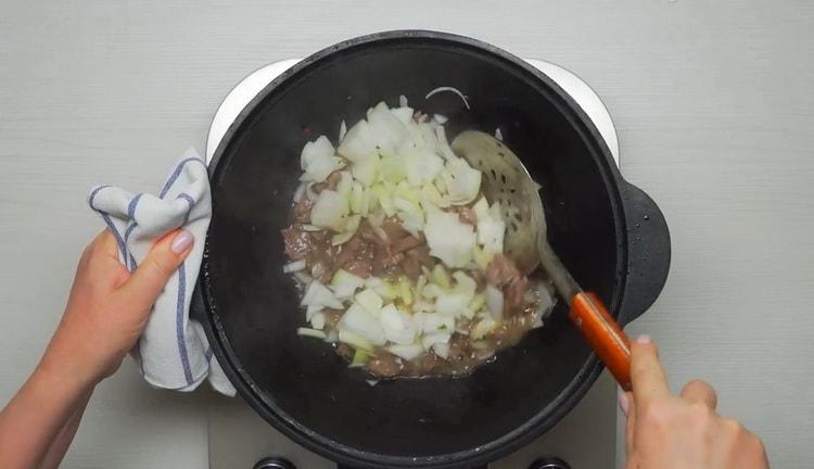 Upang magluto ng beef lagman, i-chop ang sibuyas