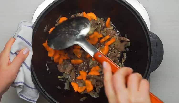 Upang lutuin ang beef lagman, gupitin ang mga karot