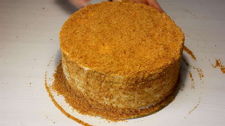 Ang masarap na cake ng honey na may kulay-gatas ay handa na