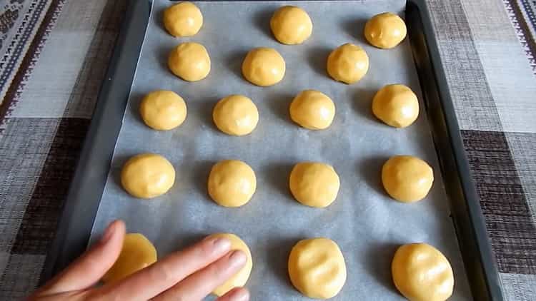 Upang maghanda ng mga cookies sa honey, maghanda ng isang baking sheet