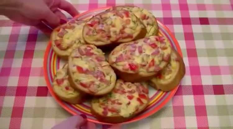 Mini pizza sa isang tinapay ayon sa isang hakbang-hakbang na recipe na may larawan