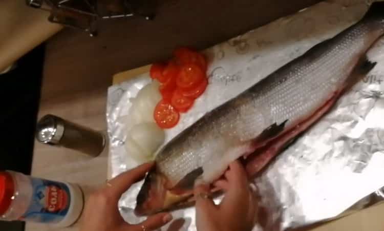 Para sa pagluluto ng Muscone fish, asin ang isda