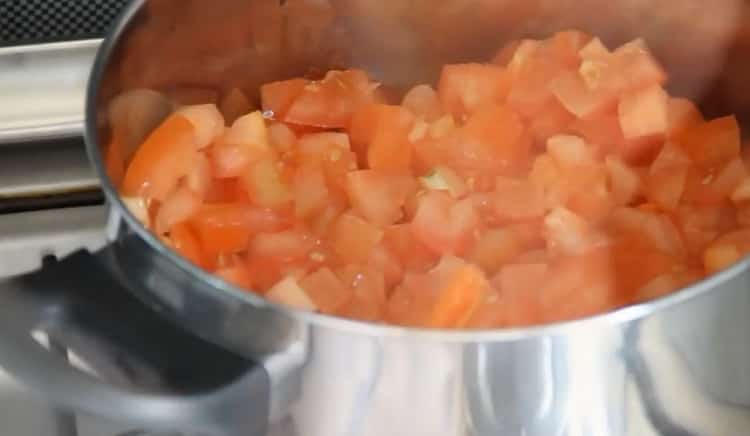 Upang magluto ng nilagang gulay na may zucchini, i-chop ang mga kamatis