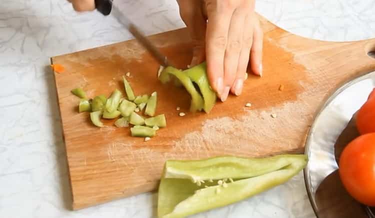 Upang magluto ng nilagang gulay na may zucchini, i-chop ang paminta