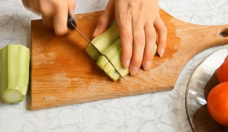 Upang makagawa ng nilagang gulay na may zucchini, i-chop ang lahat ng mga sangkap