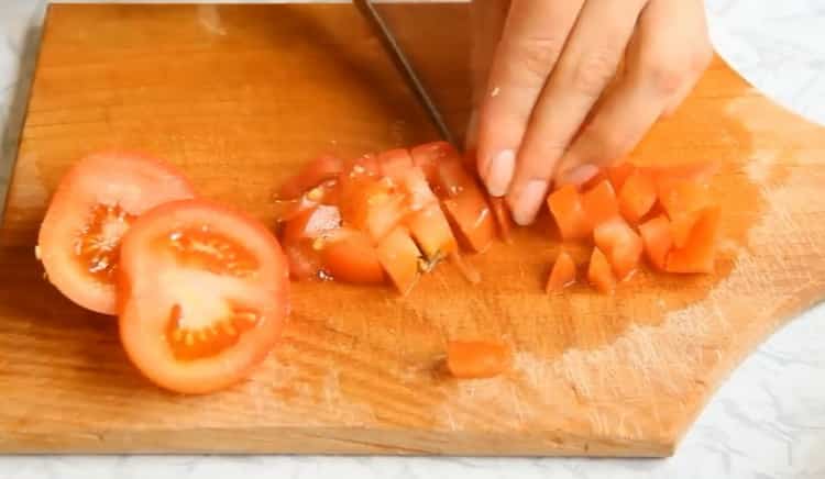 Upang magluto ng nilagang gulay na may zucchini, i-chop ang mga kamatis