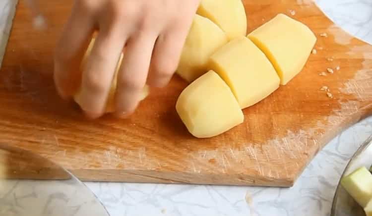 Upang magluto ng nilagang gulay na may zucchini, gupitin ang mga patatas