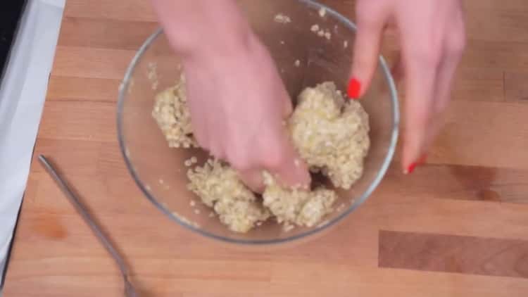 Upang makagawa ng oatmeal cookies, ihanda ang kuwarta