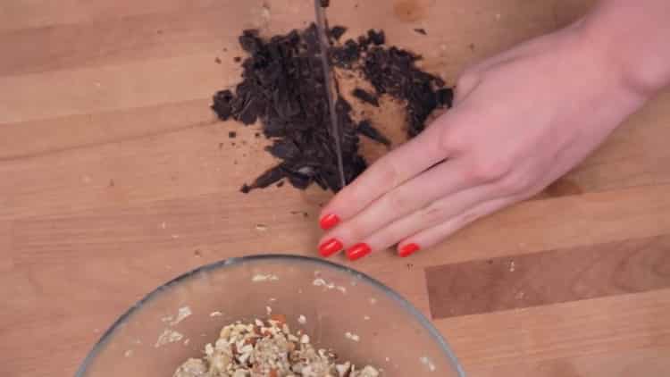 Upang makagawa ng oatmeal cookies, i-chop ang tsokolate