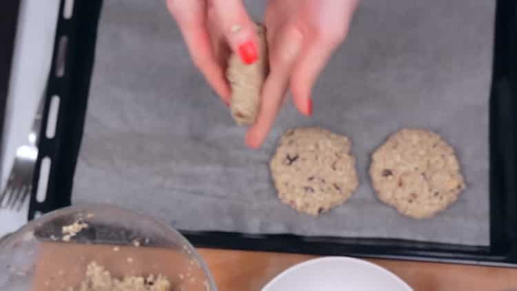 Upang makagawa ng mga oatmeal cookies, maghanda ng isang baking sheet