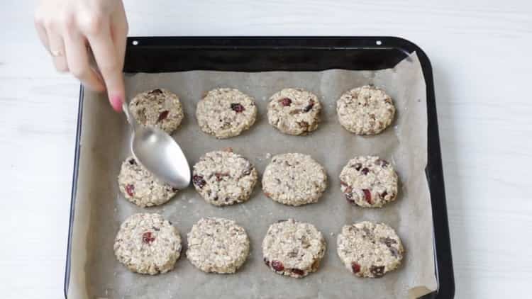 Upang ihanda ang mga cookies ng oatmeal na may saging, ilatag ang mga sangkap at isang baking sheet