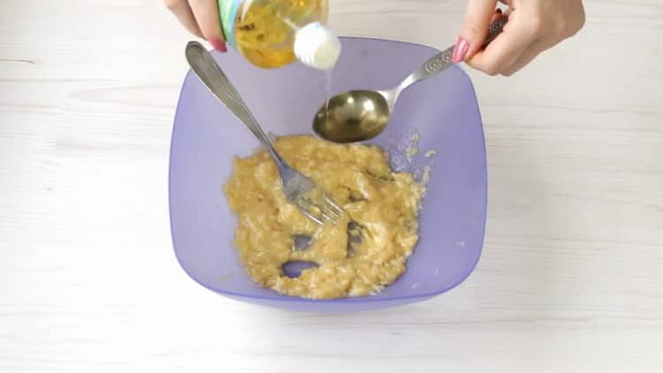 Upang makagawa ng oatmeal cookies na may saging, magdagdag ng mantikilya