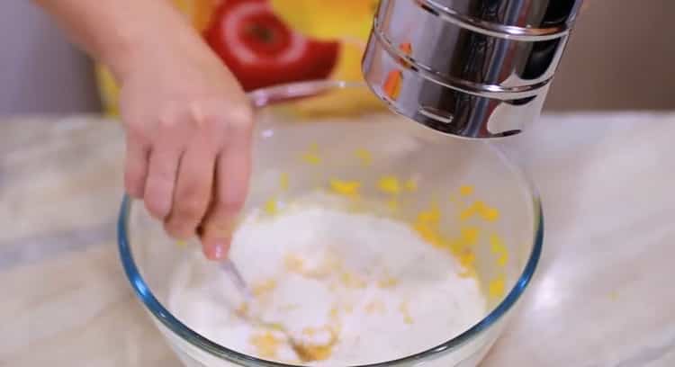 Magdagdag ng harina upang makagawa ng mga pancake ng kalabasa