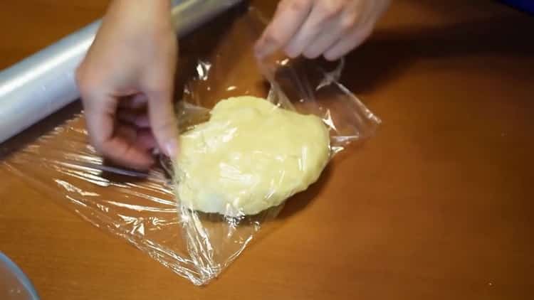 Upang makagawa ng isang bukas na pie, ilagay ang kuwarta sa isang pelikula