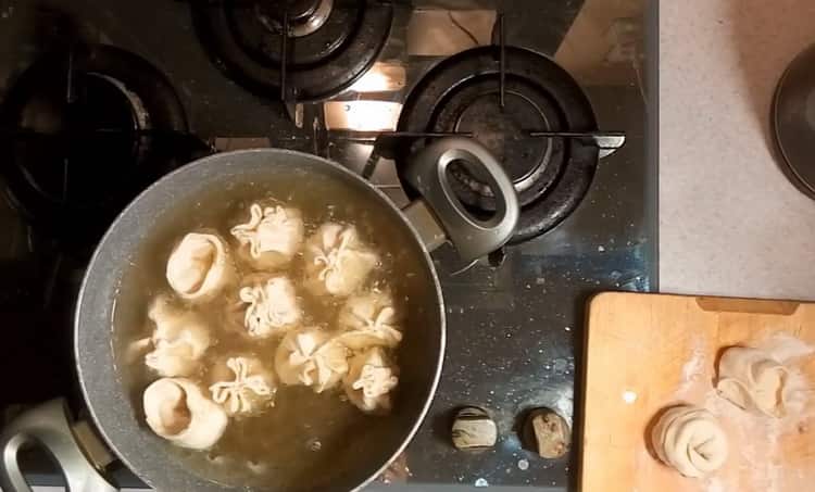 Upang makagawa ng mga dumplings mula sa pike, pigsa ang tubig