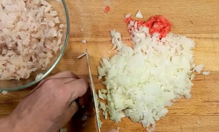 Upang makagawa ng mga pike dumplings, i-chop ang sibuyas