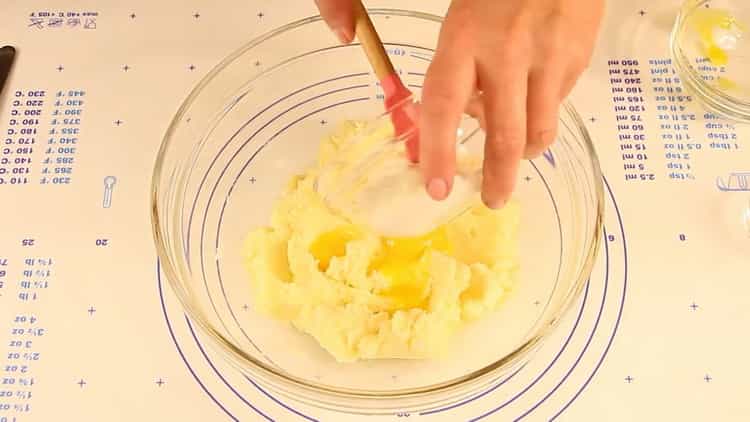 Upang maghanda ng mga cookies na shortbread sa pamamagitan ng isang gilingan ng karne, ihalo ang mga sangkap