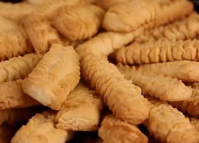 Shortbread cookies sa pamamagitan ng isang gilingan ng karne - ang pinaka maselan at malutong na napakasarap na pagkain