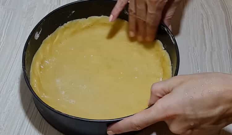 Upang makagawa ng isang shortcake na may jam, ilagay ang kuwarta sa amag