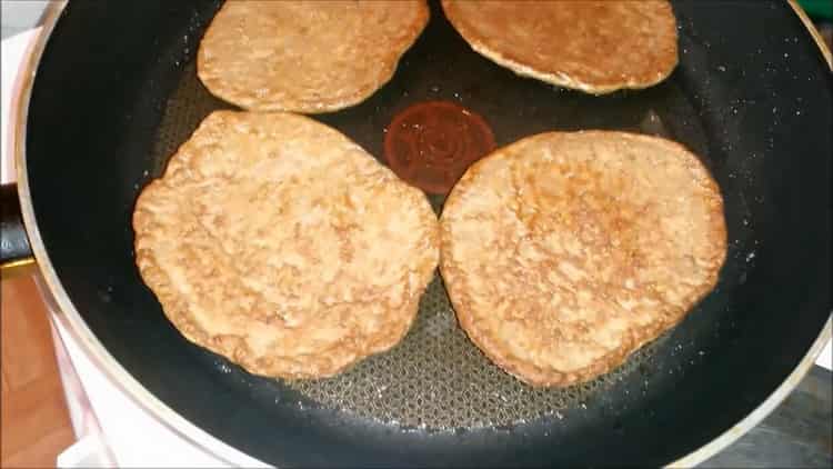 Ang mga pancake sa atay ng baka ayon sa isang hakbang-hakbang na recipe na may larawan