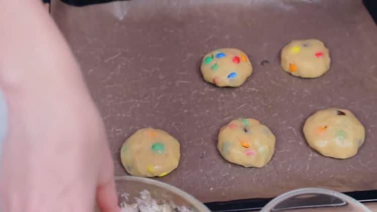 Upang ihanda ang mga cookies na may mga mmdems, ilagay ang form sa cookies