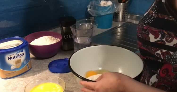 Upang makagawa ng mga cookies mula sa isang halo ng sanggol, ihalo ang mga sangkap