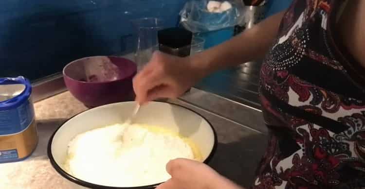 Upang makagawa ng cookies mula sa formula ng sanggol, magdagdag ng harina