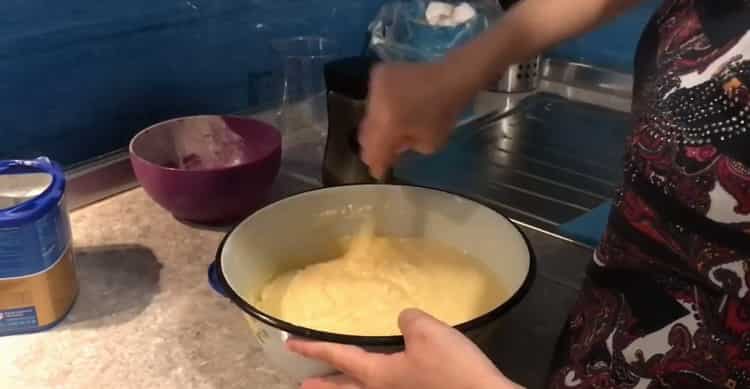 Upang makagawa ng cookies mula sa formula ng sanggol, magdagdag ng mantikilya