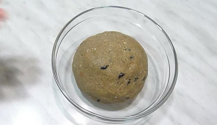 Upang makagawa ng cookies mula sa harina ng rye, ihanda ang kuwarta