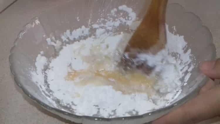 Upang makagawa ng mga cookies ng keso sa cottage na walang butter at margarine, ihalo ang mga sangkap