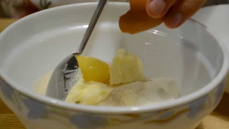 Upang ihanda ang cottage cheese at sour cream cookies, ihanda ang mga sangkap para sa pagpuno