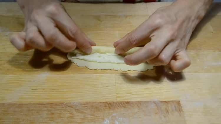 Upang makagawa ng mga cookies mula sa cottage cheese at sour cream, ilagay ang pagpuno sa kuwarta