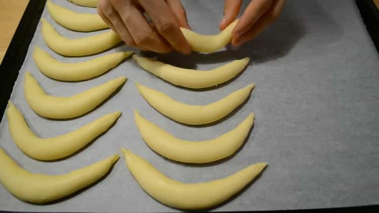 Upang makagawa ng mga biskwit mula sa cottage cheese at sour cream, pasanin ang oven