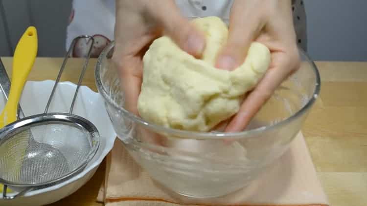 Upang makagawa ng biskwit mula sa cottage cheese at sour cream, masahin ang kuwarta