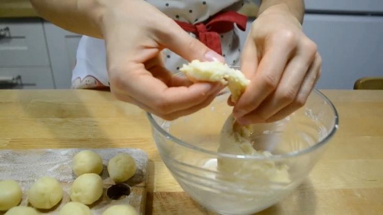 Bumuo ng cookies upang makagawa ng cottage cheese at cookies ng kulay-gatas