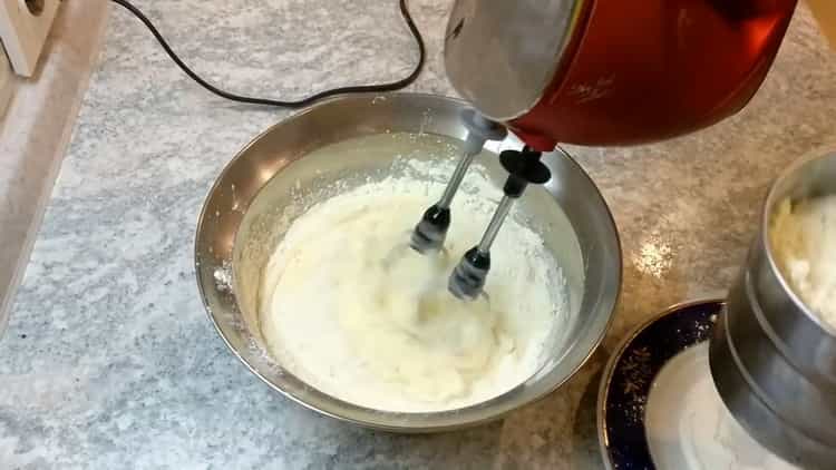 Upang makagawa ng mga cookies sa langis ng gulay, magdagdag ng harina