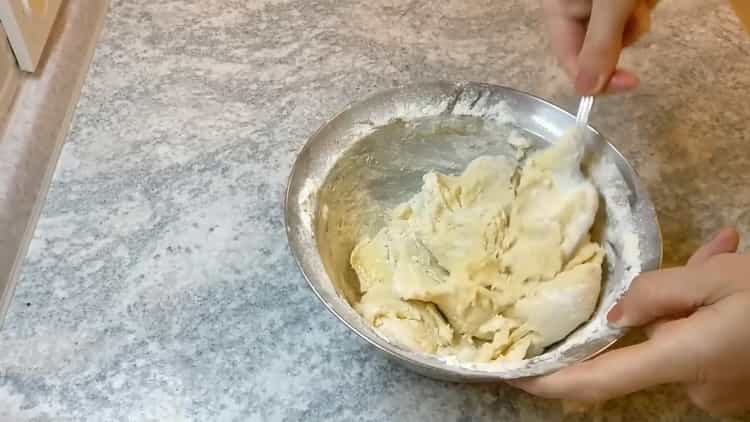 Upang makagawa ng mga cookies sa langis ng gulay, masahin ang kuwarta