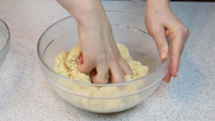 Upang makagawa ng mga cookies sa gatas na may kondensa, masahin ang kuwarta