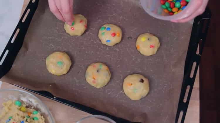 Upang makagawa ng mga cookies na may mmdems, pasanin ang oven