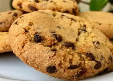 Mga cookies na may tsokolate chips ayon sa isang hakbang-hakbang na recipe gamit ang isang larawan