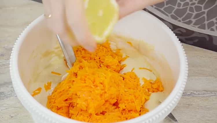 Ayon sa recipe para sa paggawa ng kalabasa pie magdagdag ng limon