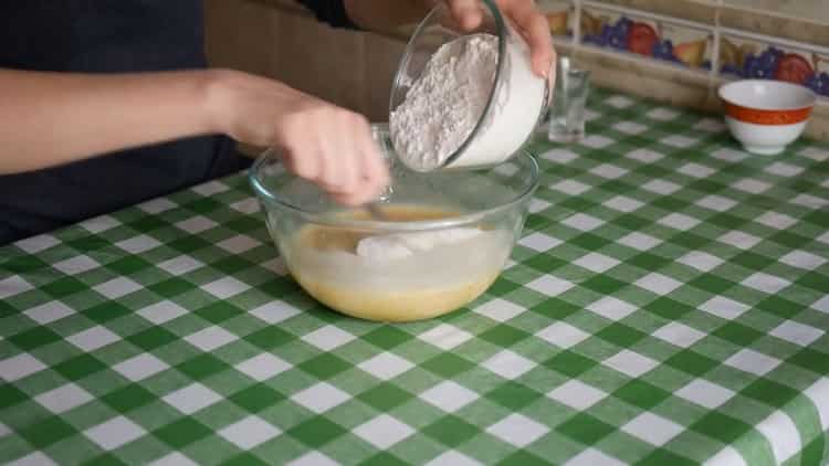 Upang makagawa ng pie ng kefir na may jam, magdagdag ng harina