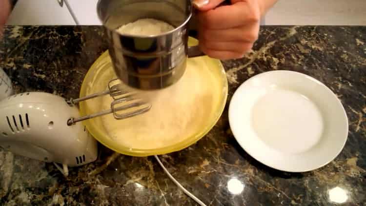 Upang makagawa ng isang mabilis na jam cake, magdagdag ng harina