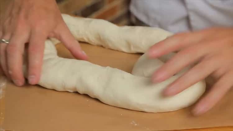 Upang makagawa ng isang pie ng manok at kabute, igulong ang roll