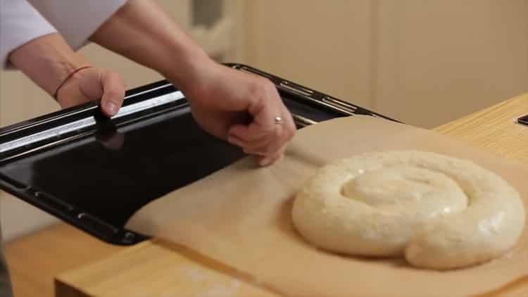 Upang makagawa ng isang pie na may manok at kabute, pasanin ang oven