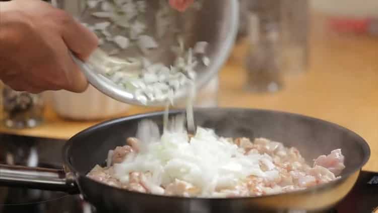 Upang makagawa ng isang pie na may manok at kabute, ihanda ang pagpuno