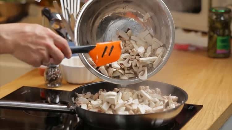 Upang makagawa ng isang pie na may manok at kabute, magdagdag ng mga kabute sa kawali