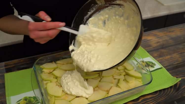 Upang makagawa ng isang pie na may cottage cheese at mansanas, pasanin ang oven