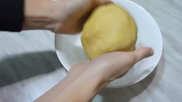 Upang makagawa ng jam jam, masahin ang kuwarta